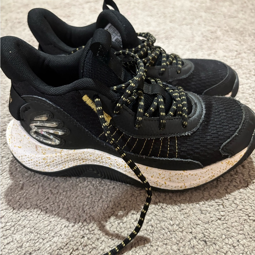 Under Armour Kids Sneakers in Black and Gold